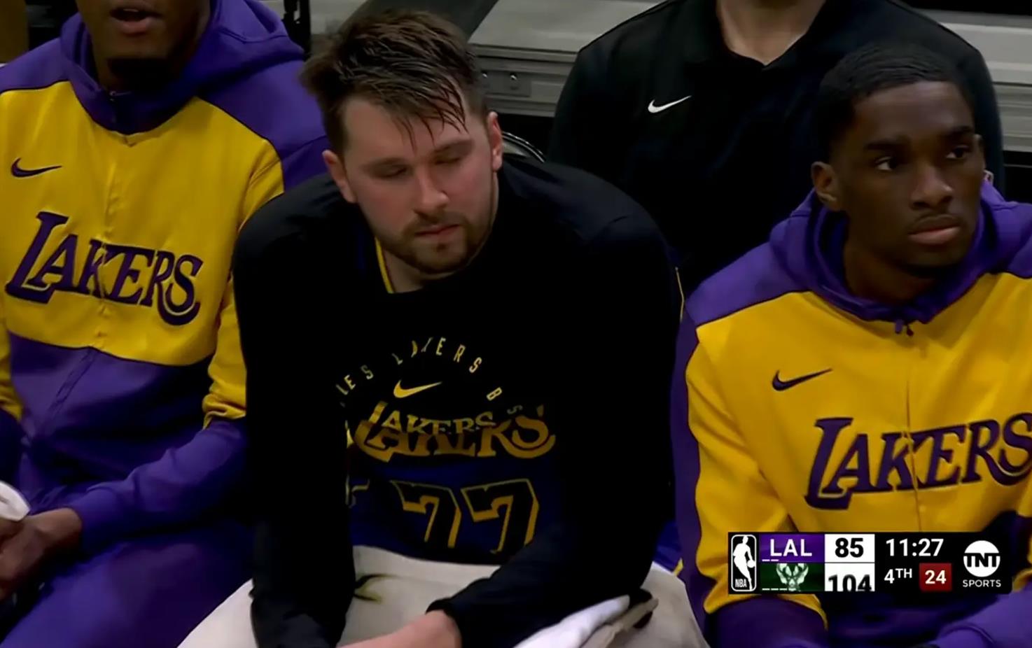 东契奇官方公布新规，库里引发争议，雄鹿球迷热议！的简单介绍