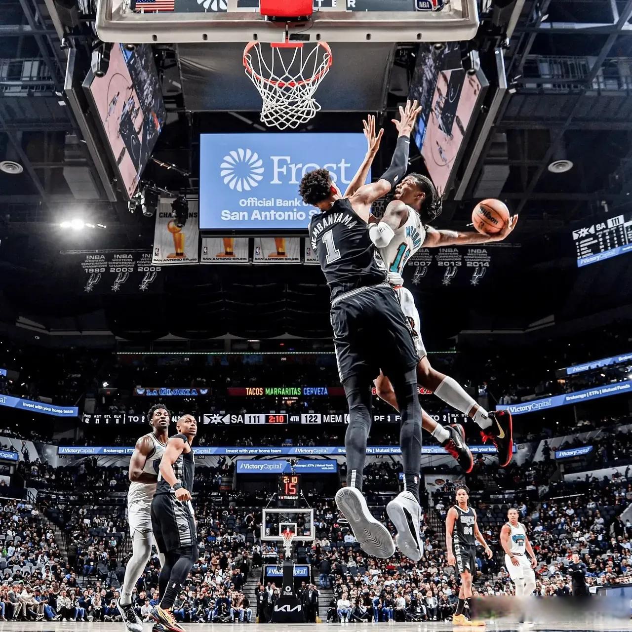 库里复出首秀出彩，费城76人主场惊险川崎前锋，豪取11连胜的简单介绍